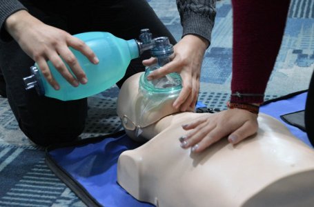 Adulto inconsciente e em paragem cardio-respiratria: como proceder?